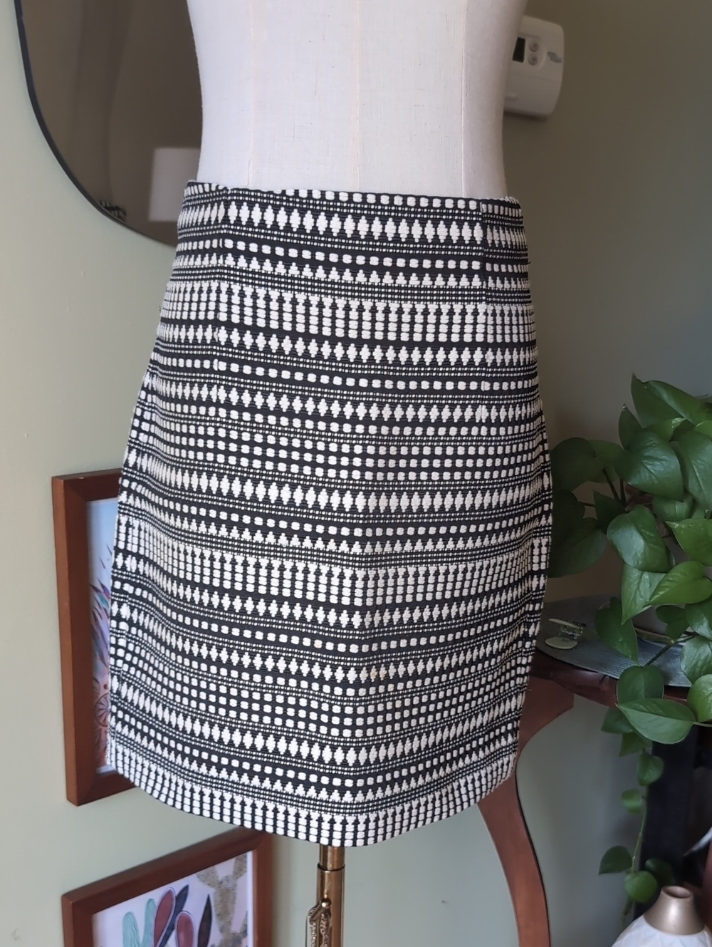Chelsea & Theodore Geometric Jacquard Mini Skirt Size 2 Black Off-White Side Zip